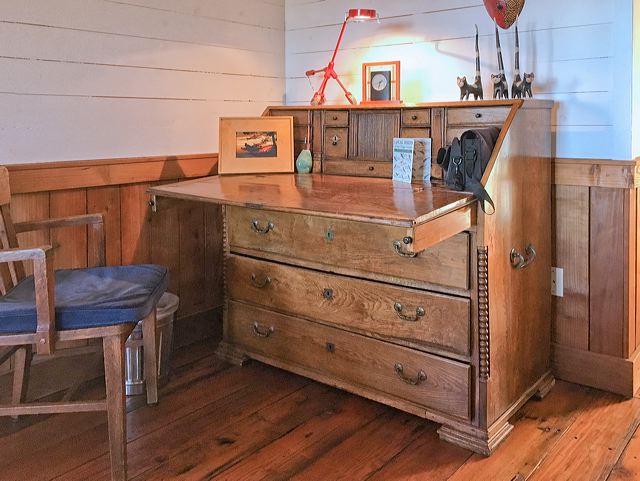 desk_in_sunset_room.jpg