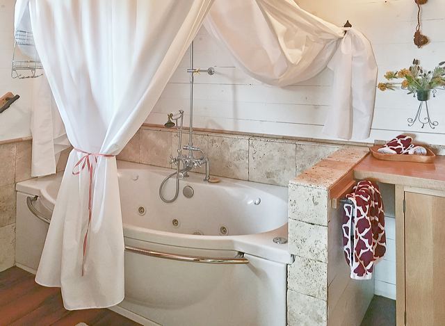jetted_tub_in_sunset_bath.jpg